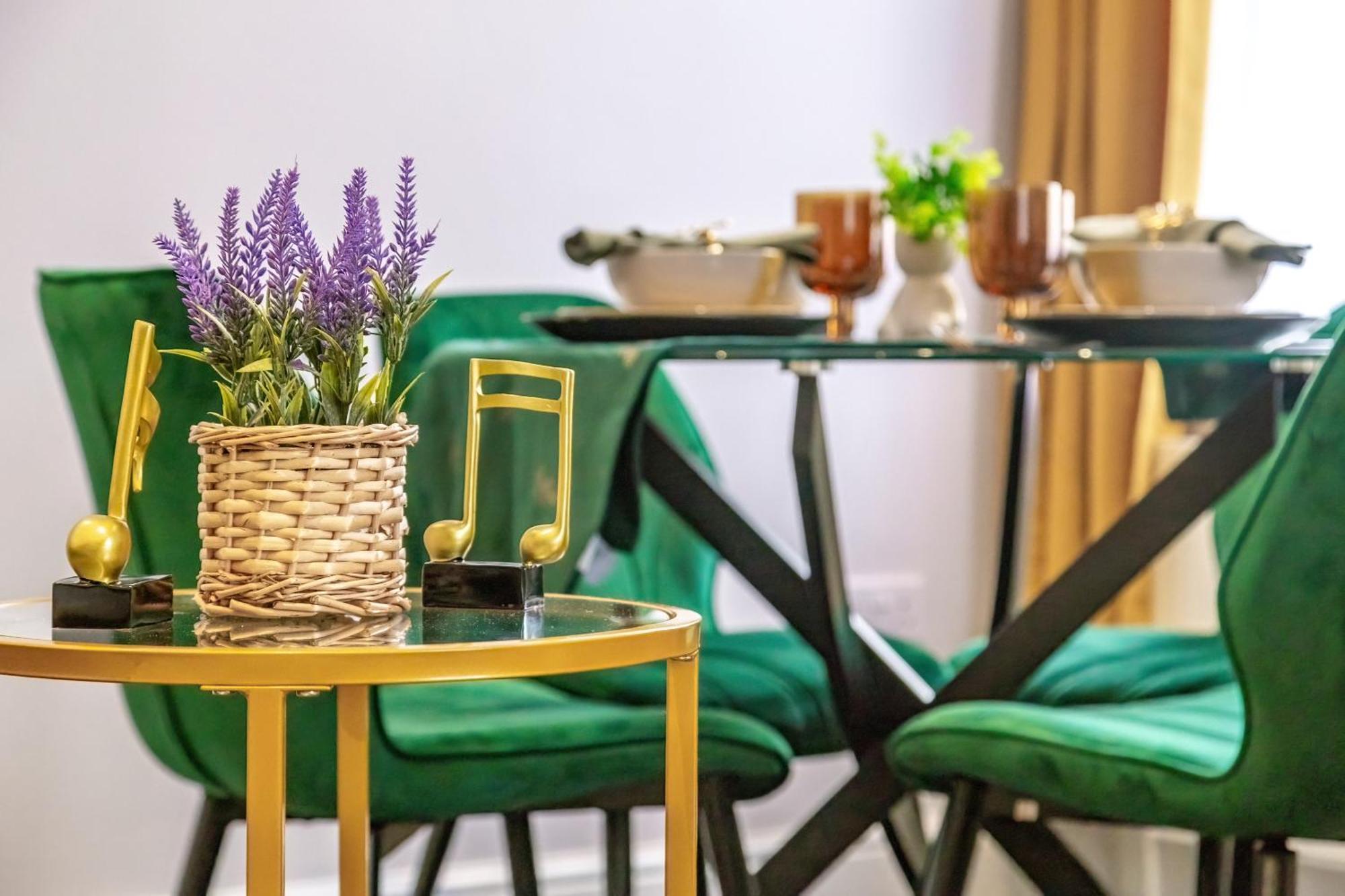 Elegant & Spacious 2Br London Hideaway- King Bed, Sleeps 6 - Parking- Instant Book- 20 Percent Off Limited Time! Barnet Ngoại thất bức ảnh
