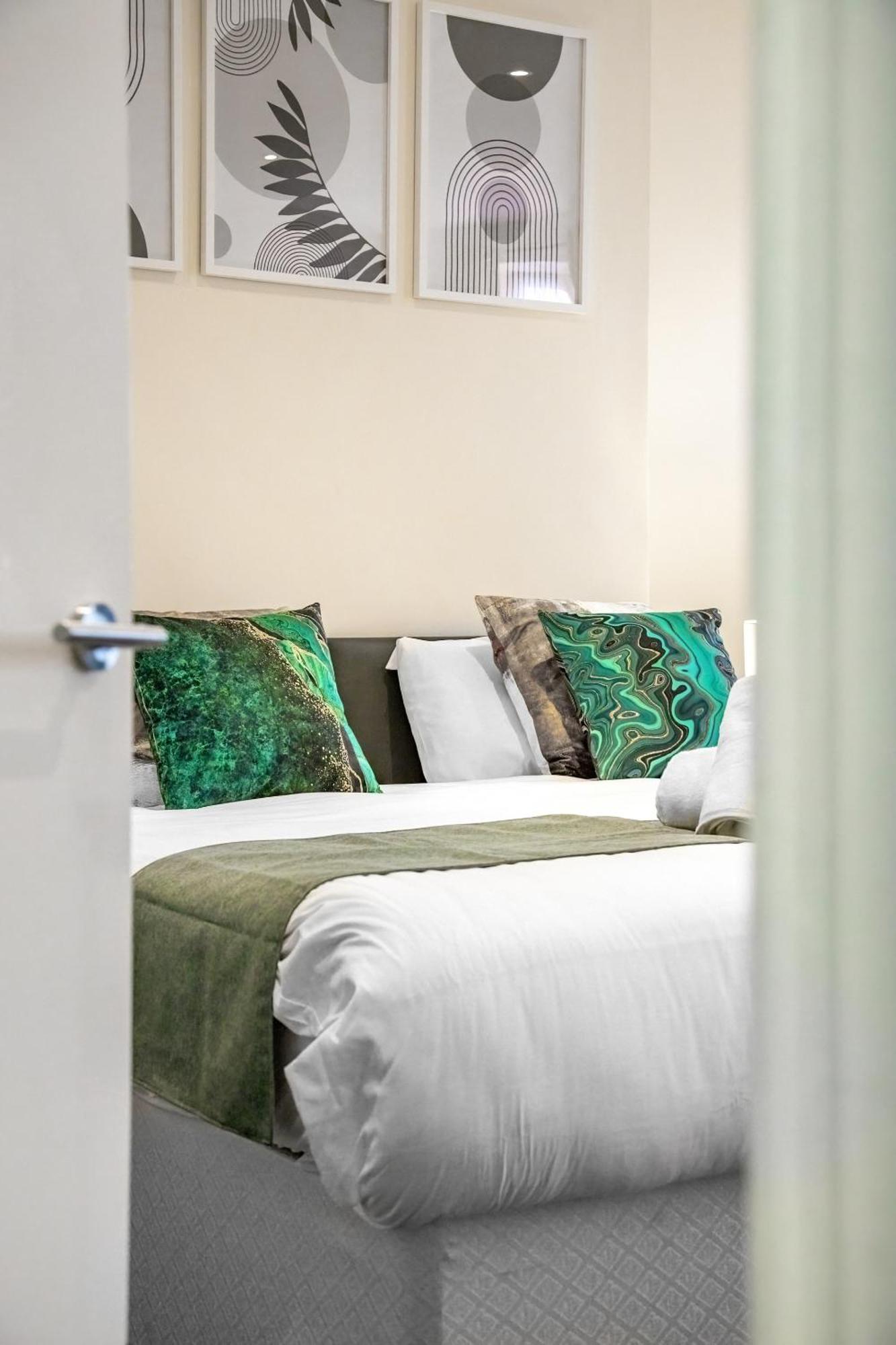 Elegant & Spacious 2Br London Hideaway- King Bed, Sleeps 6 - Parking- Instant Book- 20 Percent Off Limited Time! Barnet Ngoại thất bức ảnh