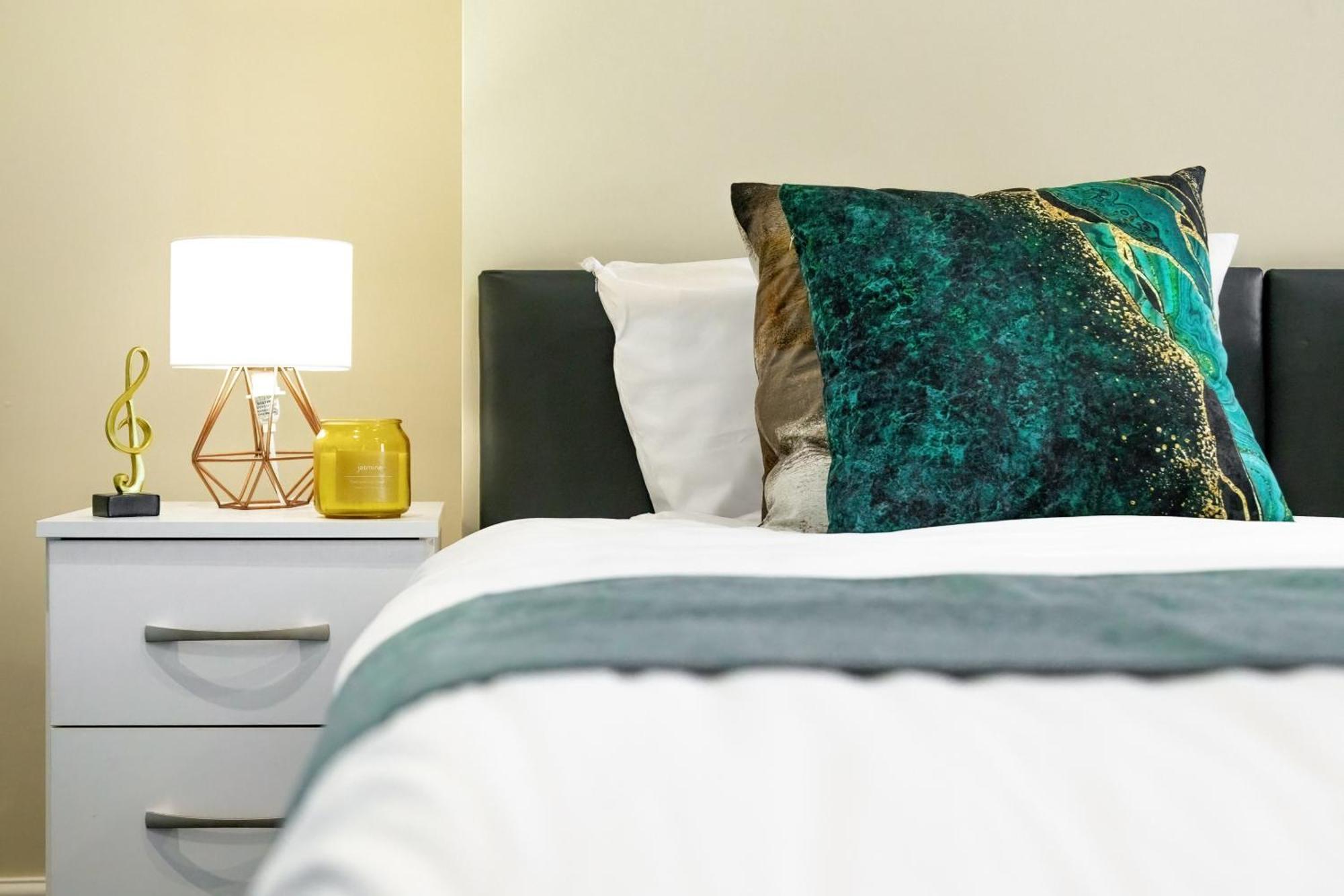 Elegant & Spacious 2Br London Hideaway- King Bed, Sleeps 6 - Parking- Instant Book- 20 Percent Off Limited Time! Barnet Ngoại thất bức ảnh
